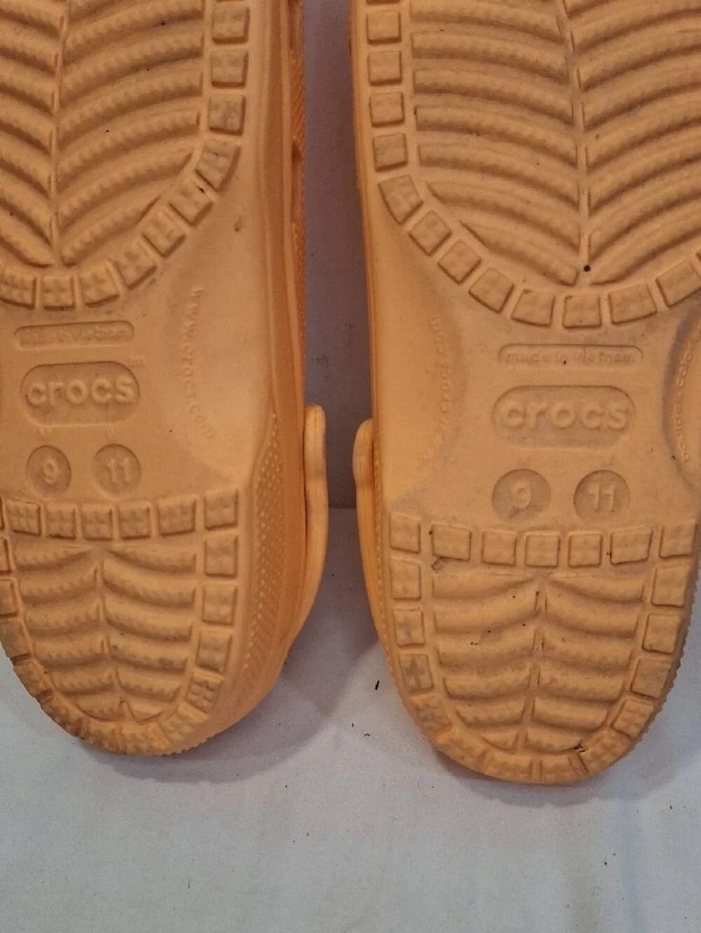 Mens/Womens CROCS Classic Clog in Bright Orange. Single Strap